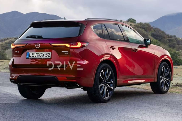 Qua hình ảnh có thể thấy, thế hệ mới của mẫu xe SUV Mazda CX-5 dường như vẫn mang kiểu dáng của phiên bản hiện hành. Tuy nhiên, thân xe đã được kéo dài, thừa hưởng thiết kế phía sau tương tự như CX-90 và Mazda 3 hatchback.