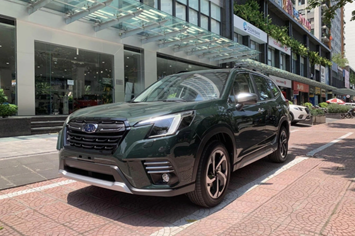 Giá xe Subaru Forester sau ưu đãi của bản này chỉ còn 819 triệu. Trong khi đó, hai bản cao cấp hơn là 2.0 iL EyeSight và 2.0 iS EyeSight đều được ưu đãi 220 triệu đồng. Giá bán sau giảm của 2 phiên bản này lần lượt là 879 triệu và 979 triệu đồng.