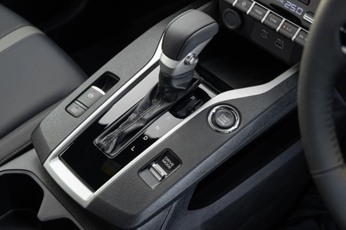 Khác với bản xăng, Mitsubishi Xforce HEV có thêm 2 chế độ dành riêng cho hệ thống điện (EV Priority và Charge) và một chế độ cho đường nhựa (Tarmac).