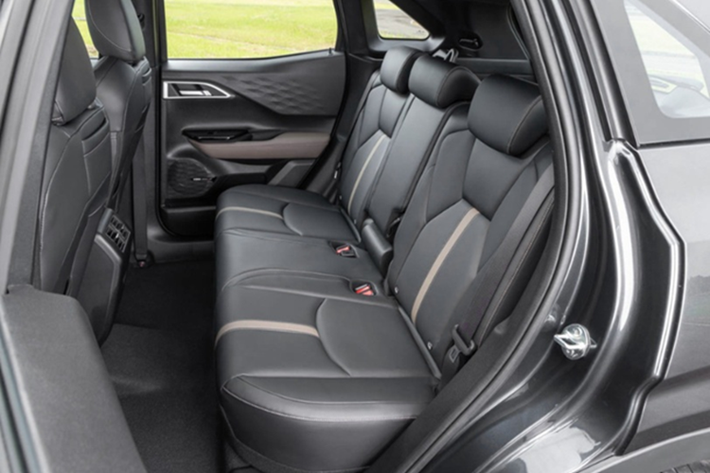 Mẫu xe SUV Mitsubishi Xforce HEV sở hữu kích thước tổng thể dài x rộng x cao lần lượt là 4.390 x 1.810 x 1.660 mm, trục cơ sở 2.650 mm và khoảng sáng gầm xe tối thiểu 222 mm.