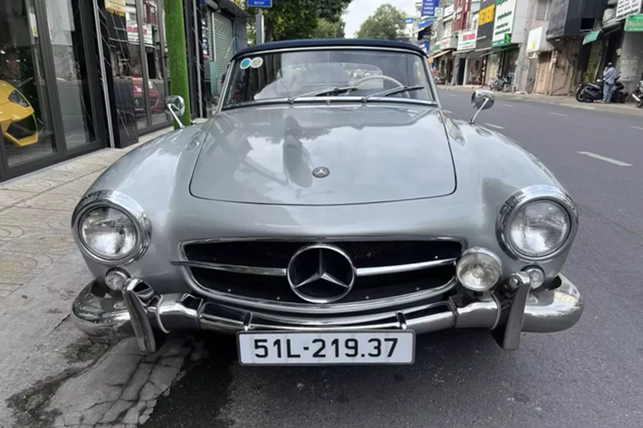 Mercedes-Benz 190 SL của Qua Vũ là xe mui trần hạng sang hai cửa được sản xuất từ tháng 5 năm 1955 đến tháng 2 năm 1963. Được gọi nội bộ là W121, xe lần đầu tiên được trưng bày dưới dạng nguyên mẫu tại Triển lãm ô tô New York năm 1954 và có tùy chọn mui cứng có thể tháo rời.