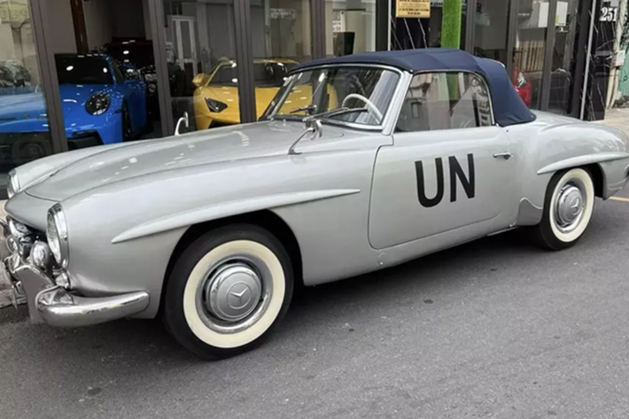 190 SL là một sự thay thế hấp dẫn và giá cả phải chăng hơn cho chiếc Mercedes-Benz 300 SL đang có giá bán vài triệu đô la hiện nay, nó chia sẻ kiểu dáng cơ bản, kỹ thuật, chi tiết và hệ thống treo hoàn toàn độc lập. Cả hai chiếc xe đều có xương đòn kép ở phía trước và trục xoay ở phía sau.
