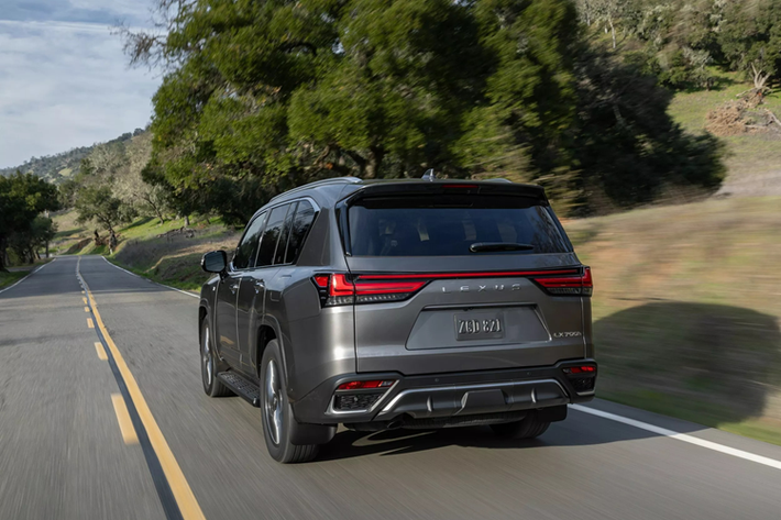 Hệ truyền động này giúp xe có thể tăng tốc từ 0-96 km/h trong 6,4 giây. Theo công bố, mức tiêu thụ nhiên liệu trong đô thị của bản này là 12,3 L/100km, ngoài đô thị là 10,7 L/100km và kết hợp là 11,7 L/100km.