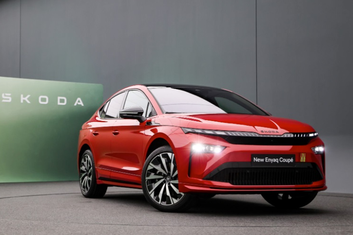 Skoda Enyaq 2025 mới sở hữu ngoại hình hiện đại, đầy mới mẻ. Phần đầu xe gây ấn tượng với 36 phân đoạn LED, tạo nên "khuôn mặt bốn mắt" đặc trưng của dòng SUV Skoda. Phía sau xe có cụm đèn hậu được nâng cấp với công nghệ LED hiện đại hơn, đi cùng đèn báo rẽ dạng động.