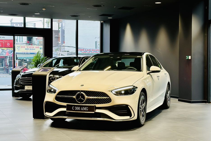 Cả hai phiên bản Mercedes-Benz C-Class 2025 tại Việt Nam bản V2 đều được bổ sung tính năng sưởi ghế trước, mang lại trải nghiệm dễ chịu hơn trong điều kiện thời tiết lạnh. Ngoài ra, từng phiên bản còn có những nâng cấp riêng biệt: