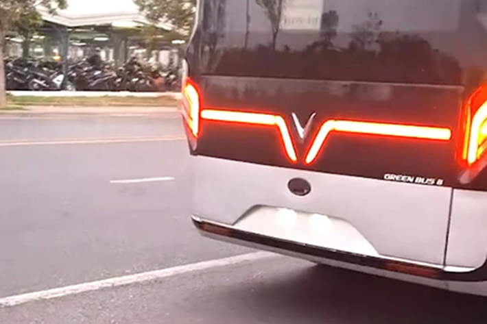 Song song với việc phân phối xe, GSM dự kiến cũng sẽ cung cấp dịch vụ đưa đón học sinh với tiêu chuẩn an toàn và dịch vụ cao cấp thuần điện đầu tiên tại Việt Nam cho các trường học và cơ sở giáo dục trên toàn quốc. Dịch vụ trọn gói sẽ bao gồm xe, tài xế, người quản lý học sinh, cùng hệ thống giám sát an toàn tiên tiến S2S (Secure to Safe) tích hợp trên xe, mang đến một lựa chọn uy tín, an toàn và tin cậy.