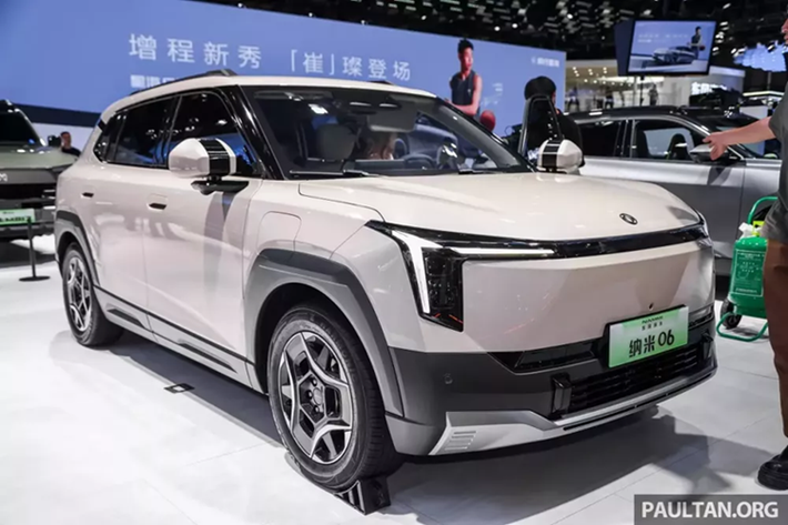 Dongfeng Nammi 06 2025 mới là mẫu xe điện đã lần đầu tiên lộ diện vào hồi tháng 2/2025. Tại Triển lãm Ô tô Thượng Hải 2025, hãng Dongfeng đã mang mẫu xe này đến trưng bày và giới thiệu. 06 là mẫu xe tiếp theo của thương hiệu con Nammi thuộc hãng Dongfeng.