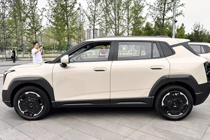 Đặc biệt, xe còn được trang bị cửa cốp sau tách đôi, mở lên trên và xuống dưới. Nửa dưới của cửa cốp có thể chịu tải lên đến 150 kg, phù hợp cho các hoạt động ngoài trời. Cụm đèn hậu của Nammi 06 có thiết kế hình chữ "n", kết hợp các phần tử dạng ma trận điểm ảnh.