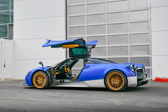 Phần lớn thân xe được sơn màu Blu Francia Metallic, trong khi các chi tiết như ốp sườn và cản sau được hoàn thiện với màu trắng Biano Fabriano. Ngoài ra, nhiều chi tiết carbon màu xanh Blu Tricolore cũng xuất hiện trên mui xe, nắp capô và phần mũi xe.