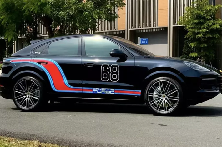 Porsche Cayenne Turbo bản mới có số lượng chỉ đếm trên đầu ngón tay ở Việt Nam, trong đó, đã có 1 xe lướt được chào bán, và nhanh chóng tìm thấy chủ mới, 1 tay chơi xe kín tiếng đến từ Hà Nội, nhưng với các đại gia trong nước, không quá xa lạ vì anh sở hữu rất nhiều dòng xe thể thao, xe sang đắt đỏ.