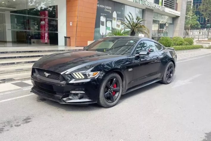 Lý do là mức giá bán Ford Mustang GT màu đen, bản 5.0 này không hề rẻ, khi đại diện bên bán tiết lộ là 3 tỷ đồng. Trả lời cho câu hỏi từ phía người mua vì đâu có mức giá cao đến thế, bên bán cho biết đây không phải chiếc Ford Mustang GT hiếm hoi đang giao dịch trên 3 tỷ đồng, bản máy V8, 5.0 lít giá rất cao.