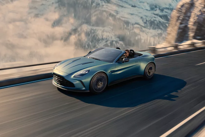 Aston Martin Vantage Roadster 2025 mới khá giống bản Coupe, nó kết hợp phong cách đẹp mang tính biểu tượng của thương hiệu Anh với sức mạnh khủng khiếp. Nó không chỉ có hiệu suất cao hơn nhiều so với mẫu cũ mà còn có sức mạnh gần bằng DB12 Volante.