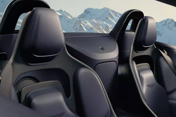 Tất cả các xe Vantage Roadster mới sẽ rời khỏi nhà máy được trang bị lốp Michelin Pilot Sport S 5 dành riêng cho từng mẫu xe và phanh gốm carbon lớn. Ngoài ra còn có 8 thiết lập khác nhau cho hệ thống kiểm soát lực kéo, cho phép chủ sở hữu tùy chỉnh trải nghiệm lái xe của mình theo các điều kiện khác nhau.