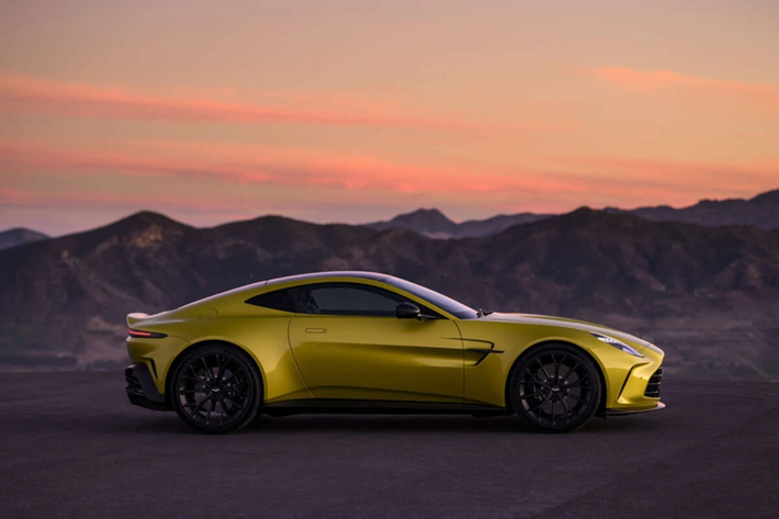 “Vantage Roadster cũng không khác biệt ở chỗ nó là một trải nghiệm được tái tạo hoàn toàn, với tất cả các lợi ích của Coupe và không thỏa hiệp với sự tinh tế hay hiệu suất thông qua công việc tỉ mỉ của nhóm kỹ thuật và động lực của chúng tôi. Vantage Roadster mang đến trải nghiệm lái xe mui trần đẳng cấp thế giới không giống bất kỳ chiếc nào khác”.