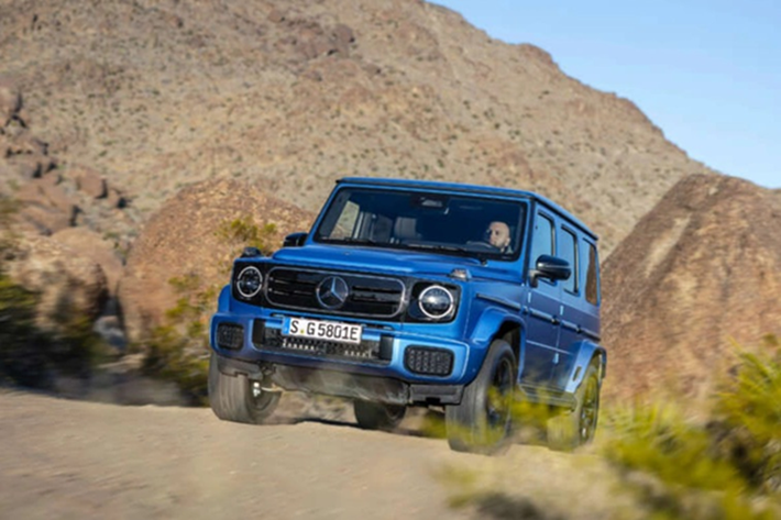Những chiếc Mercedes-Benz G580 2025 mới đầu tiên về nước sẽ thuộc phiên bản giới hạn Edition One, đi kèm giá bán dự kiến khoảng 8,8 tỷ đồng. Tư vấn bán hàng khu vực phía nam tiết lộ, từ cuối năm 2024, nhiều đại lý đã nhận cọc mẫu xe này, tuy nhiên, đến nay, số khách đặt mua vẫn chưa nhiều.
