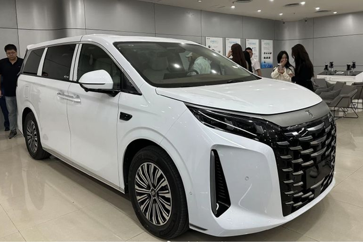 Theo Carnewschina, mẫu MPV cỡ lớn BYD Xia 2025 mới đã được đưa về các đại lý trước ngày ra mắt chính thức. Xe có mức giá dao động từ 280.000 - 320.000 nhân dân tệ (khoảng 970 triệu - 1,108 tỷ đồng).