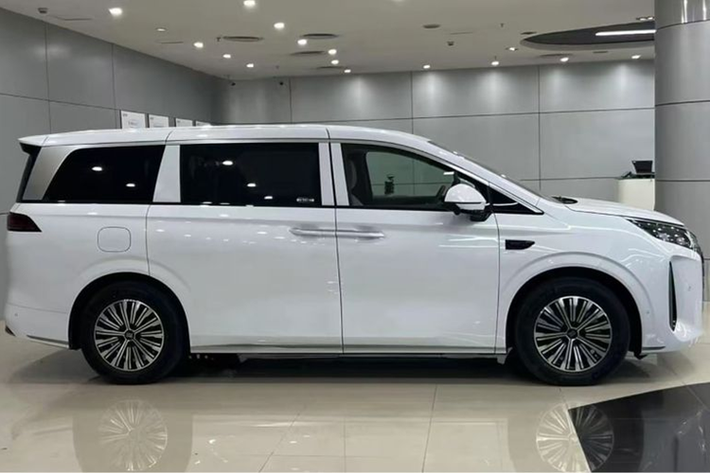Theo những hình ảnh thực tế chụp tại đại lý, BYD Xia 2025 bản thương mại có diện mạo tương tự phiên bản tiền sản xuất từng ra mắt tại Triển lãm Ô tô Quảng Châu 2024.