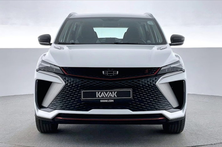 Hiện Geely chưa xác nhận thông tin trên nhưng bên ngoài showroom của mình, hãng xe Trung Quốc cũng treo tấm áp phích cỡ lớn quảng xe Coolray. Động thái này cho thấy, thời điểm Geely Coolray 2025 mới ra mắt thị trường Việt sẽ không còn xa.