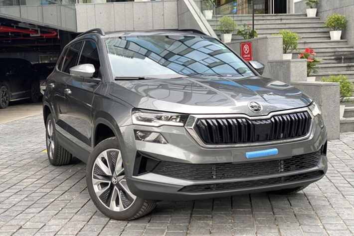 Theo đó, Skoda Karoq giảm 100% lệ phí trước bạ, tương đương với ưu đãi tiền mặt từ 100 - 130 triệu đồng (tùy phiên bản và tỉnh, thành đăng ký). Tại Việt Nam, Skoda Karoq đang được bán ra với hai phiên bản là Ambition giá 999 triệu đồng và Style giá 1,089 tỷ đồng.