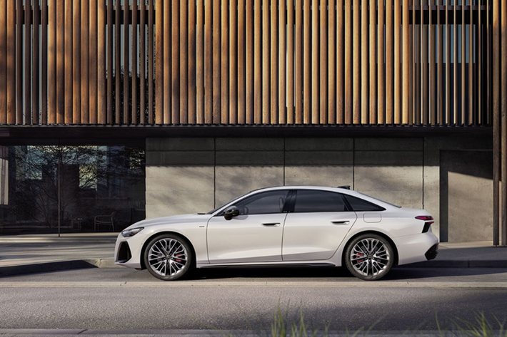 Audi A6 Sedan e-hybrid quattro toát lên vẻ thanh lịch với đường cong mềm mại ở mép trên cửa sổ. A6 Avant (wagon) e-hybrid quattro nổi bật với phần đuôi được bo cong tinh tế tối ưu khí động học hai bên cùng cánh lướt gió đặt trên mui xe.