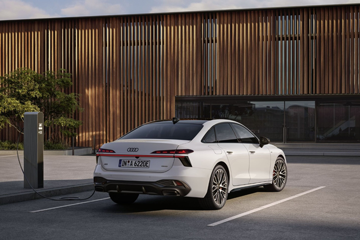 A6 Sedan e-hybrid quattro (270 kW): 75.050 EUR, khoảng 78.803 USD, (tương đương 2 tỷ đồng). A6 Avant e-hybrid quattro (270 kW): 77.550 EUR khoảng 81.428 USD (quy đổi 2,07 tỷ đồng). Các mẫu e-hybrid mới sẽ bắt đầu đặt hàng tại Đức từ ngày 8/5/2025.