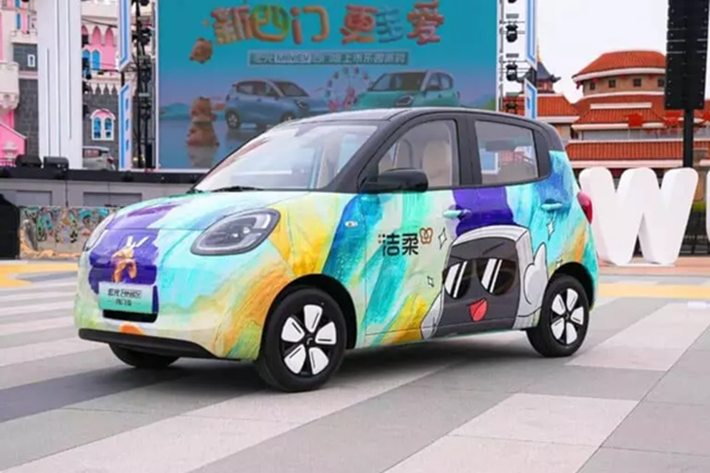 Wuling Hongguang Mini EV giá rẻ khi ra mắt đã nhanh chóng trở thành 1 chiếc xe điện cỡ nhỏ được yêu thích nhất Trung Quốc, từng có thời điểm đây chính là xe điện bán chạy nhất thế giới, tuy nhiên, trước sự cạnh tranh mạnh mẽ từ các đối thủ, hãng này đã nhanh chóng tung ra phiên bản 5 cửa.