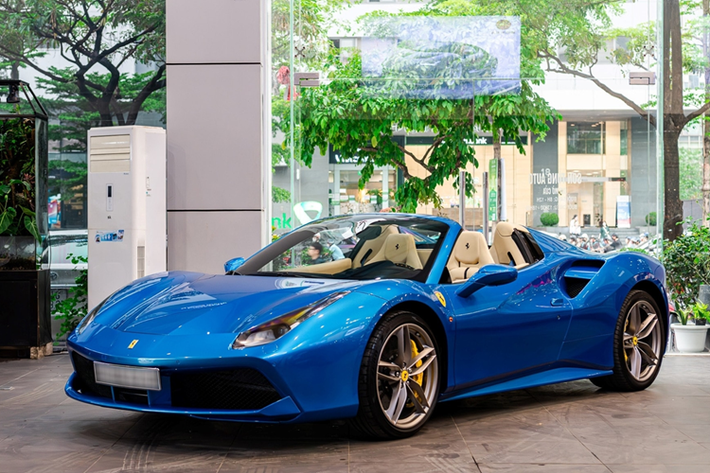 Siêu xe mui trần Ferrari Portofino M vẫn được trang bị khối động cơ V8, tăng áp kép, dung tích 3.9 lít nhưng đã được tinh chỉnh lại nhằm cho công suất tối đa 612 mã lực, tăng 20 mã lực và mô-men xoắn cực đại của siêu xe này là 760 Nm, ngang với chiếc siêu xe Ferrari Roma