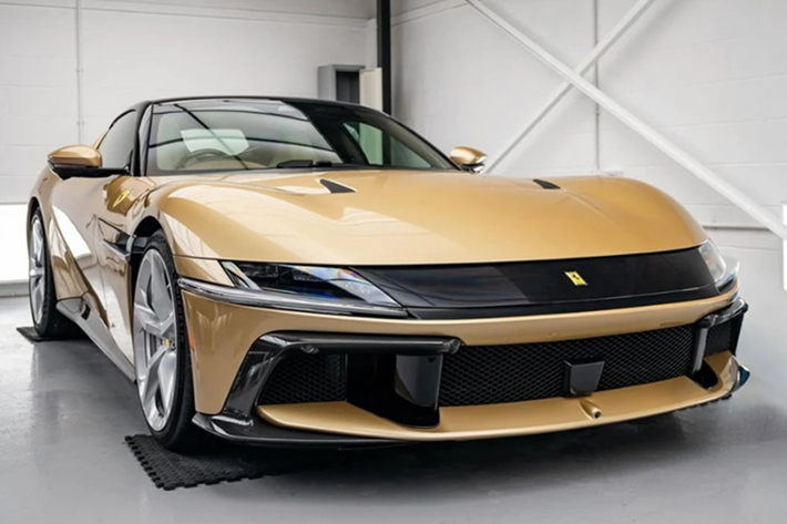 Ferrari 12Cilindri của Youtuber sở hữu ngoại thất màu Oro Chiaro Metallizzato – gam vàng ánh kim đã từng được Ferrari sử dụng trên đúng 16 chiếc 365 GTB/4 Daytona trong lịch sử. Với sắc độ hoài cổ, nước sơn này tái hiện tinh thần những năm 1970, đồng thời giúp 12Cilindri của Shmee trở thành một trong những cấu hình độc đáo nhất từng xuất xưởng.