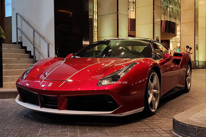 Siêu xe Ferrari 488 GTB sử dụng động cơ V8, tăng áp kép, dung tích 3.9 lít, sản sinh công suất tối đa 661 mã lực tại vòng tua máy 8.000 vòng/phút và mô-men xoắn cực đại 760 Nm tại 3.000 vòng/phút.