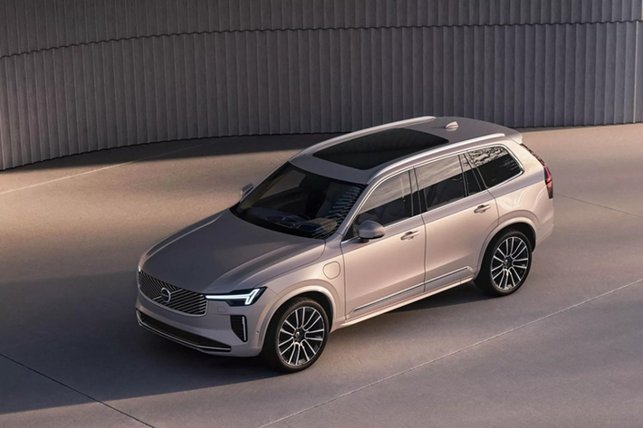 Volvo từng tuyên bố chấm dứt sản xuất xe xăng, dầu từ năm 2030 nhưng sự chững lại của thị trường xe điện đã khiến hãng này thay đổi kế hoạch. Cụ thể, Volvo đặt mục tiêu trở thành một hãng xe chạy hoàn toàn bằng điện và đạt mức phát thải khí nhà kính bằng 0 vào năm 2040.