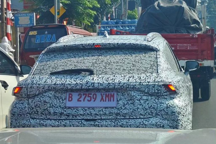 Mẫu xe SUV Suzuki Fronx từng được ra mắt tại thị trường Ấn Độ thông qua Triển lãm ô tô Auto Expo 2023. Xe được phát triển dựa trên cơ sở gầm bệ Heartect của Baleno với các số đo bao gồm chiều dài 3.995 mm, chiều rộng 1.550 mm, chiều cao 1.765 mm và chiều dài cơ sở 2.520 mm.