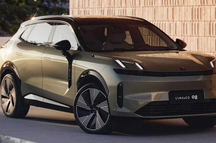 Đây cũng là lần đầu tiên mẫu xe này được xuất khẩu ra ngoài Trung Quốc. Tại Việt Nam, đại lý cũng cho biết mẫu xe SUV Lynk & Co 08 có nhiều tiềm năng được đưa về nước trong thời gian tới. Tuy nhiên, thời điểm trình làng của mẫu xe này vẫn chưa được ấn định.