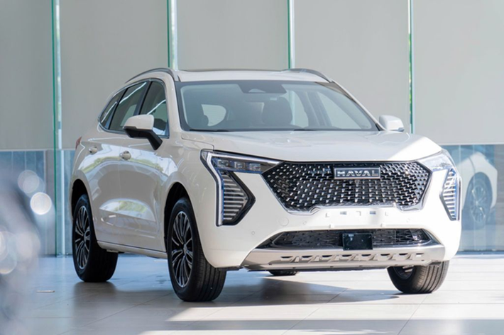 Theo đó, Haval Jolion tại Việt Nam sẽ có 2 phiên bản là Pro và Ultra với giá bán lần lượt 669 triệu và 719 triệu đồng, xe được định vị ở phân khúc SUV/crossover cỡ B+, cạnh tranmh với hàng loạt đối thủ "cực mạnh" tại Việt Nam gồm; Mitsubishi XForce, Toyota Yaris Cross hoặc Mazda CX5.