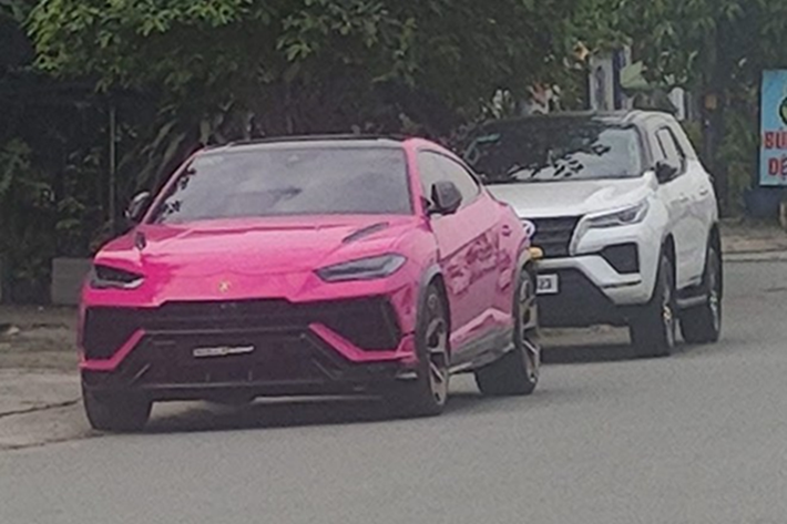 Như vậy là không phải là đen, trắng, vàng hay cam, mà chiếc siêu SUV Lamborghini Urus Performante màu hồng đậm rất đẹp mắt nhưng chưa rõ là sản phẩm của dán đề-can hay là màu sơn gốc từ lúc xuất xưởng. Điểm ấn tượng tiếp theo của xe Lamborghini Urus Performante này là nó mang biển số trúng đấu giá gần 100 triệu đồng.