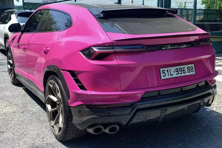 Vì thế mà số lượng siêu SUV Lamborghini Urus Performante được nhập về nước khá nhiều, các chủ xe thường chọn màu vàng hoặc đen, vì thế, việc có 1 chiếc Lamborghini Urus Performante mang màu hồng xuất hiện tại TP HCM đã gây sự chú ý.