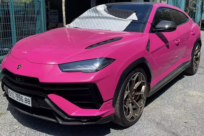 Lamborghini Urus Performante hơn 16 tỷ là 1 trong các xe SUV hiệu năng cao, đối thủ trực tiếp của Bentley Bentayga S, Aston Martin DBX707, điểm nổi bật của xe là động cơ mạnh mẽ, thiết kế hầm hố hơn nhiều so với 2 đối thủ còn lại, và mức giá ở Việt Nam thì khá hy hữu khi rẻ hơn cả 2 mẫu xe Anh quốc.