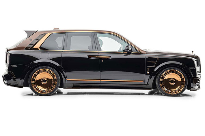 Mansory trang bị mâm rèn 24 inch phủ đồng, đồng bộ với tay nắm cửa và viền cửa sổ, trong khi chắn bùn giả phía trước được tăng vẻ hầm hố hơn.