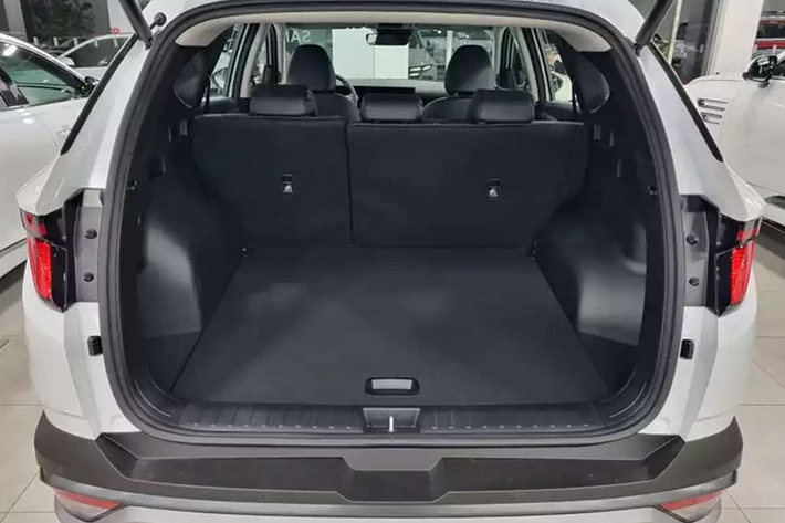 Động cơ xăng 2.0L hút khí tự nhiên: Công suất 156 mã lực, mô-men xoắn 192 Nm, hộp số tự động 6 cấp, hệ dẫn động cầu trước. Động cơ dầu 2.0L hút khí tự nhiên: Công suất 186 mã lực, mô-men xoắn 416 Nm, hộp số tự động 8 cấp.