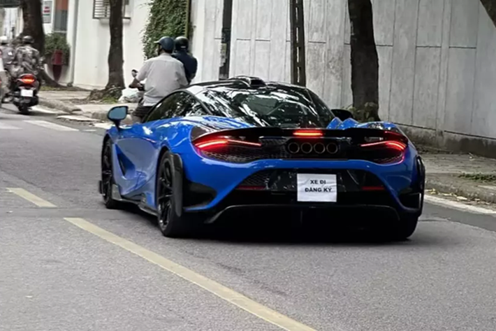 Nhưng các kỹ sư Anh đã "phù phép" lại nhằm mang đến cho xe công suất tối đa 755 mã lực, cao hơn 45 mã lực so với McLaren 720S. Ngoài ra là siêu xe McLaren 765LT còn có mô-men xoắn cực đại 800 Nm, tăng 30 Nm so với siêu xe McLaren 720S đang giữ nhiều danh hiệu ở các cuộc đua drag 400m hay 800m.