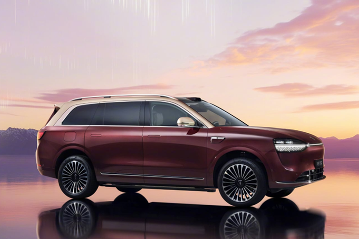 Aito đã công bố bán trước mẫu xe crossover M8 hoàn toàn mới vào ngày 6 tháng 3 tại Trung Quốc. Đây là mẫu xe thứ tư trong dòng sản phẩm Aito, sau các mẫu SUV M5, M7 và M9. Xe sẽ bắt đầu được bán tại Trung Quốc vào tháng 4.