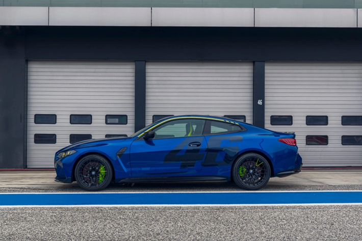 BMW M4 CS Edition VR46 phiên bản Style (phong cách) - chiếc coupe hiệu năng cao mang màu sơn xanh nhám Frozen Tanzanite Blue. Tất nhiên con số "46" bắt buộc xuất hiện trên xe với tông màu xanh Frozen Marina Bay Blue.