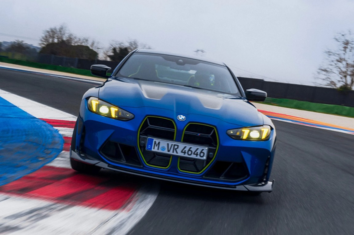 Đối với M4 CS Edition VR46 phiên bản "Sport" (thể thao) sở hữu tông màu chủ đạo xanh Marina Bay Blue. Số đeo may mắn "46" sơn màu xanh đậm Tanzanite Blue.