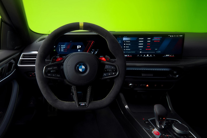 Nội thất chiếc BMW M4 CS Edition VR46 mạnh mẽ với tông màu xanh Night Blue. Vô lăng thể thao M Alcantara 3 chấu trang trí với đường chỉ khâu màu vàng. Bộ ghế thể thao bucket seat M Carbon bọc Alcantara màu đen/xanh Night Blue với đường viền trang trí màu vàng Sao Paulo Yellow với chất liệu Alcantara.