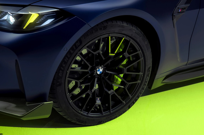 Đối các chủ nhân M4 CS Edition VR46, họ không chỉ sở hữu chiếc xe tuyệt vời mà còn được trải nghiệm đặc biệt tại trường đua VR46 Motor Ranch của Valentino Rossi ở Tavullia, gặp gỡ trực tiếp tay đua huyền thoại này.