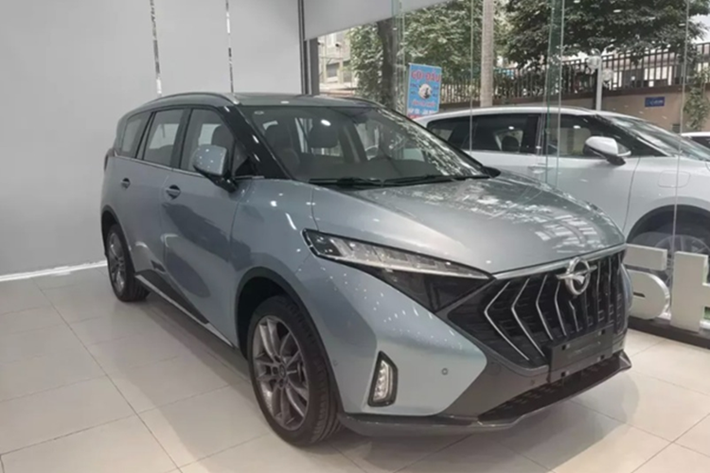 Theo đó, những mẫu xe Haima 7X tại Việt Nam sản xuất năm 2024 hiện đang được chào bán với giá chỉ 669 triệu đồng, thấp hơn tới 196 triệu đồng so với giá niêm yết ban đầu là 865 triệu đồng. Bên cạnh bản động cơ xăng, phiên bản thuần điện Haima 7X-E cũng đang được khuyến mại.