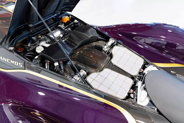 Sức mạnh của Aston Martin Valkyrie bản Anemos không có sự nâng cấp, bởi lẽ khối động cơ V12 dung tích 6.5L hút khí tự nhiên do Cosworth chế tạo sản sinh công suất 1.000 mã lực tại 11.100 vòng/phút cùng động cơ điện có công suất 140 mã lực đã quá mạnh mẽ.