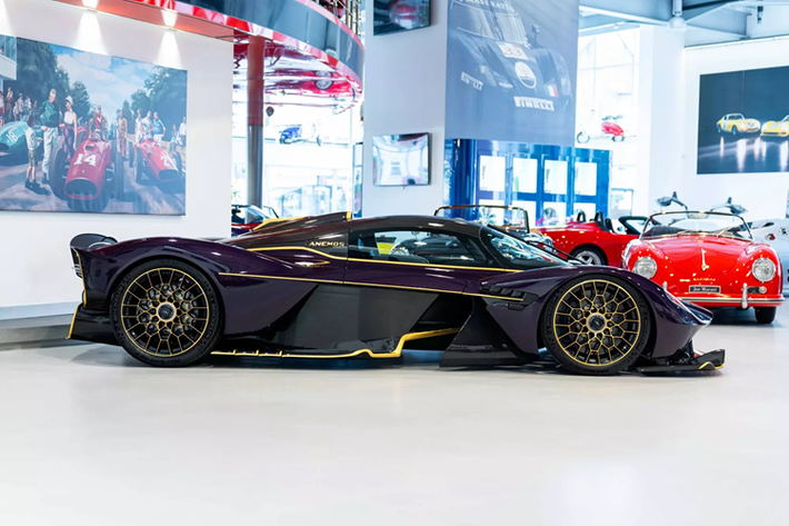Chiếc Aston Martin Valkyrie đặc biệt này được giao vào năm ngoái và tên được đặt theo tiếng Hy Lạp là “Anemos” có nghĩa là “gió”.