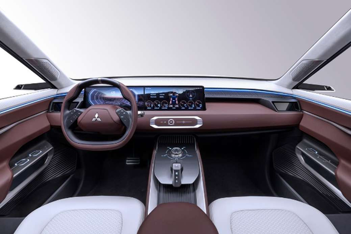 Còn lại, nguyên mẫu Mitsubishi DST Concept ngụy trang chạy thử trên đường vẫn sở hữu ngoại hình hiện đại, thể thao và gọn gàng, rành mạch. Hai đường gân ở đầu và cuối xe vẫn được giữ nguyên. Vòm bánh xe cơ bắp đi kèm bộ mâm 5 chấu cỡ lớn.