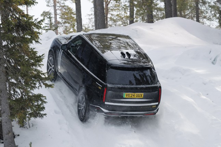 Hệ thống truyền động của Range Rover Electric chạy điện cũng có khả năng phân phối mô-men xoắn chính xác hơn so với các biến thể động cơ đốt trong. Điều này đến từ hệ thống Intelligent Driveline Dynamics (IDD) có thể thay đổi mô-men xoắn trục sau từ 100% còn 0% để tránh mất lực kéo trên các bề mặt có độ bám thấp.