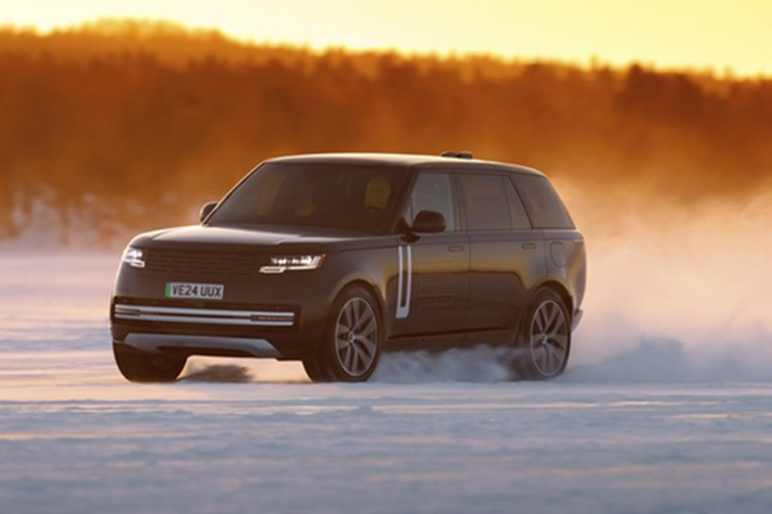 Jaguar Land Rover cũng cho biết hệ thống quản lý nhiệt cũng nhằm mục đích đảm bảo phạm vi hoạt động của Range Rover Electric 2026 mới được tối ưu ngay cả trong điều kiện môi trường lạnh nhất, đồng thời cũng giảm thiểu tác động của thời tiết cực lạnh đến hiệu suất sạc, cũng là yếu điểm thường gặp của xe ô tô thuần điện.
